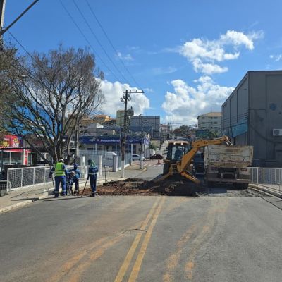 Ponte da Rua Felipe Siqueira é interditada para obras estruturais e passa por reavaliação técnica